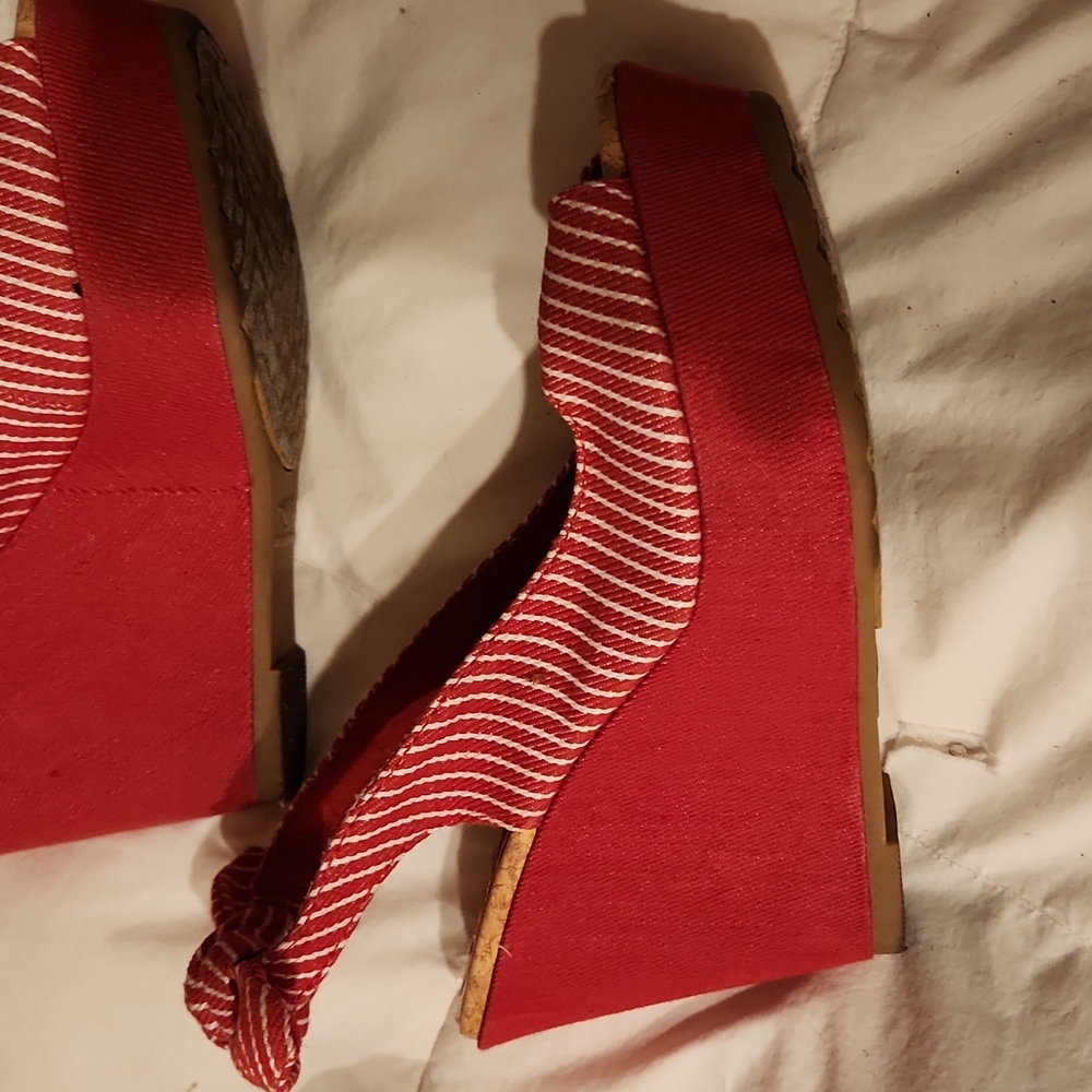 Two pairs platform shoes